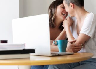 Где познакомиться одиноким мамам и папам?