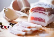 Сосиски, сардельки и сало: традиционные мясные деликатесы на вашем столе
