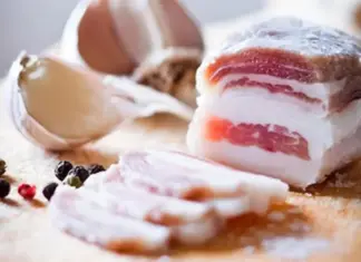 Сосиски, сардельки и сало: традиционные мясные деликатесы на вашем столе
