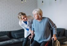 Сиделка с проживанием: как организовать уход за пожилым человеком на дому