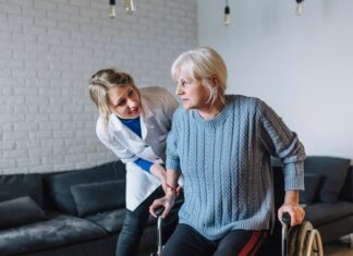 Сиделка с проживанием: как организовать уход за пожилым человеком на дому