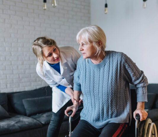 Сиделка с проживанием: как организовать уход за пожилым человеком на дому