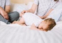 Как помочь малышу при коликах: советы для родителей