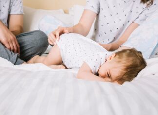 Как помочь малышу при коликах: советы для родителей