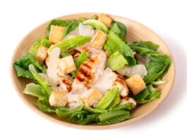 Салат Цезарь с курицей: вкусный и питательный вариант популярного блюда