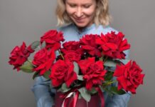 Красные розы: символика, поводы и способы оформления