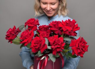 Красные розы: символика, поводы и способы оформления