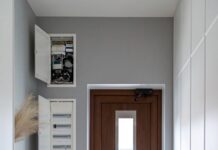 Элитные входные двери из массива дерева: надежность и природная красота