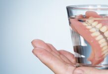 Не держится верхний съемный протез: причины, решения и профилактика