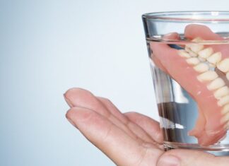 Не держится верхний съемный протез: причины, решения и профилактика