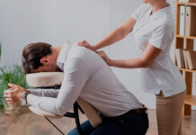 Выездной массаж для офиса: плюсы и лучшие техники для снятия стресса